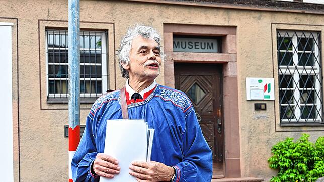 Stadtführer Hans Martin Weber  &ndash; hier im Mai 2023 &ndash; will den Gemeinderäten am Mittwoch einige detaillierte Fragen zu ...