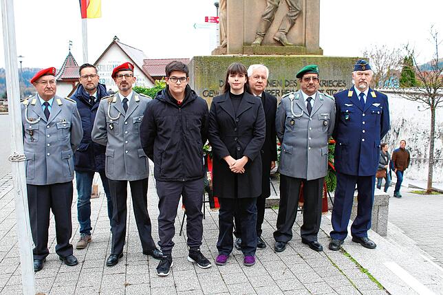Sie wirkten unter anderen am Volkstrauertag mit (von links): Rudolf Berner, Sebastian Schmidt, Markus Berner, Leon Muffler, Laura ...
