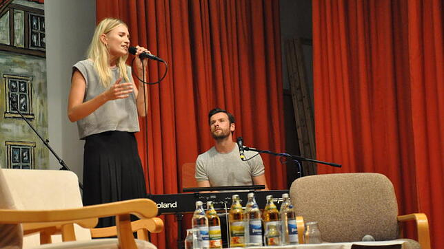 Carolin Niemczyk und Daniel Grunenberg bei dem, was sie am liebsten machen: Musik. Im Pallottiheim bekamen die Besucher die Songs ...