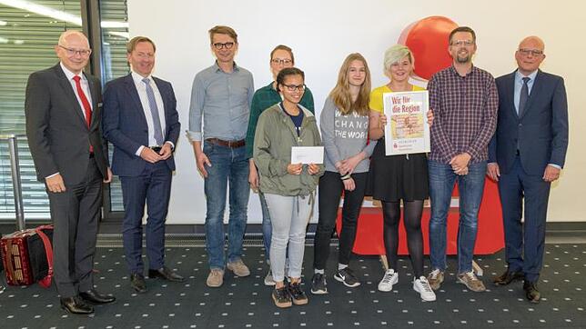 Die Christliche Schule Hochrhein Waldshut freut sich über 2000 Euro für ihr Musical Josef. Von links: Wolf Morlock, Oberbürgermeister ...