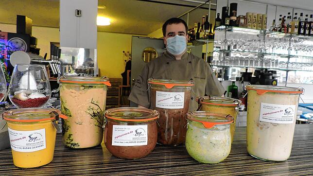 Vor dem Inhaber des &bdquo;89ers&ldquo;-Restaurant Stefan Jung stehen angebotene Weckgläser, die unter anderem mit Rinder-Rouladen und ...