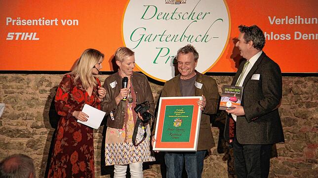 Freuen sich über den Preis (v.l.): die Moderatorin des Abends; Helga Stützenberger, Grafikerin; Jürgen Graf, Verein Höri Bülle; Jochen ...