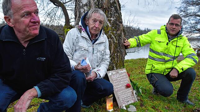 Die Tierschützer Freddy Bachmann, Hannelore Nuß und Stefan Henle (von links) Ende Dezember am Rhein bei Schwörstadt.