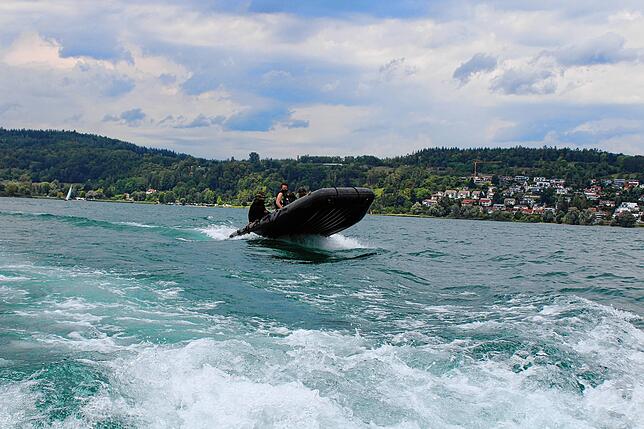 Die Lage des Bootes im Wasser zeigt, mit welcher Geschwindigkeit die Soldaten unterwegs sind.