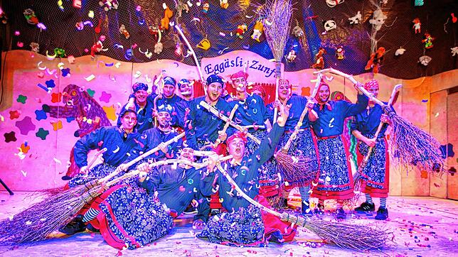 Zu den Höhepunkten der Fasnacht in Fützen gehört der Männertanzwettbeweg der Eggäsli Zunft. Sieger 2018 wurden die Kreisverkehrshexen ...