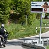 Hinweisschilder: Lärmdisplays (&ldquo;pssst... Rücksicht! Leiser!&ldquo;), wie hier in Bayern, zeigen Motorradfahren an, ob sie zu laut ...