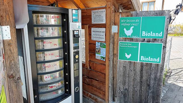 Große Eier, mittlere Eier, kleine Eier, bunte Eier &ndash; der Verkaufsautomat ist vielfältig bestückt.