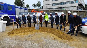 Zum offiziellen Spatenstich für den Neubau des THW-Gebäude kommen (von links) Dietmar Löffler, Katrin Klüber, Markus Gnirck, Pascal ...