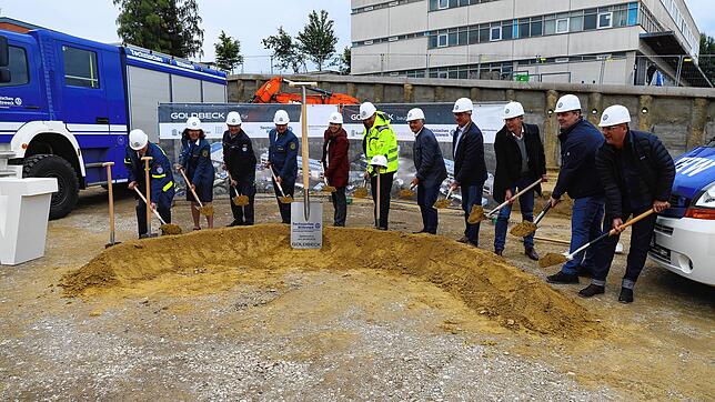 Zum offiziellen Spatenstich für den Neubau des THW-Gebäude kommen (von links) Dietmar Löffler, Katrin Klüber, Markus Gnirck, Pascal ...