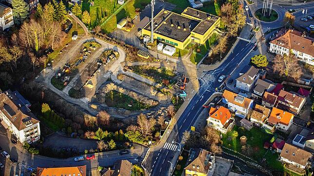 Die Baustelle in der Stockacher Goethestraße kurz vor ihrer Freigabe für den Verkehr aus der Vogelperspektive. Auf dem frischen Asphalt ...