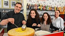 Carmine Galasso (von links), Tochter Letizia, Ehefrau Maria und Servierkraft Simone Zaharia freuen sich, künftig die Gäste im Kippys da ...