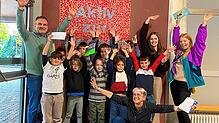 Die Schüler der Eichendorff-Schule gewinnen 300 Euro für ihre Klassenkasse. Mit den Kindern freuen sich auch Schulleiter Thomas Fischer, ...