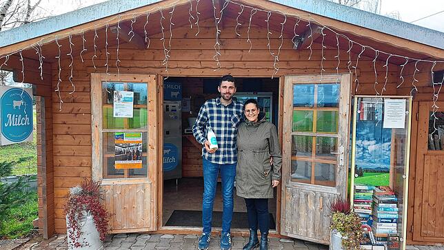 Klaus Epting und Ramona Müller von der &bdquo;Milchtankstelle&ldquo; Krauthäusle in Königsfeld-Erdmannsweiler.