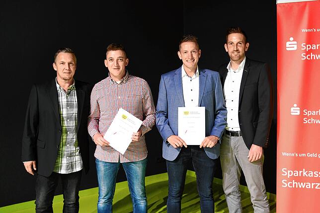 Alexander Reinhart (2. von links) und Sven Pacher (2. von rechts) erhielten die goldene Verbandsehrennadel überreicht von Ralf ...