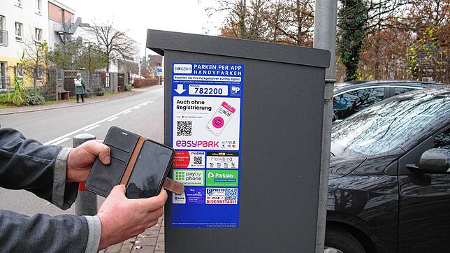 Ein Mitarbeiter des benachbarten Pflegezentrums hat sein Monats-Parkticket per Handy-Parken gelöst und bekommt in der Mühlenstraße ...