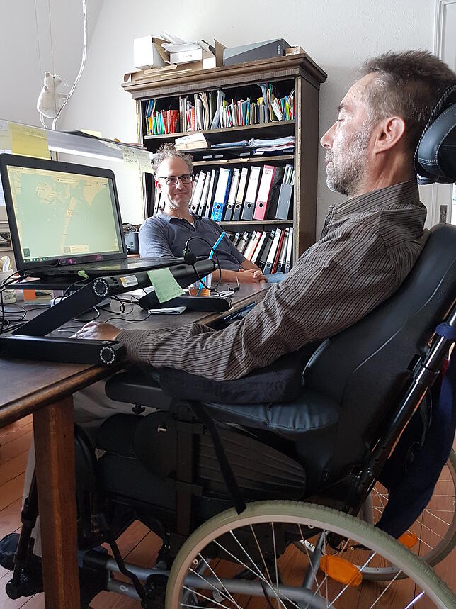 Sie befinden sich auf Augenhöhe, sind Bekannte und bleiben dennoch beim Sie: Hubert Knoblauch (rechts) und Jens Freiter unterhalten sich ...