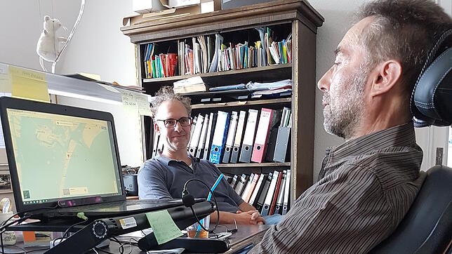 Sie befinden sich auf Augenhöhe, sind Bekannte und bleiben dennoch beim Sie: Hubert Knoblauch (rechts) und Jens Freiter unterhalten sich ...