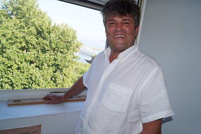 Alexander blickt vom fenster seines Proberaums auf den Hafen und den Stadtgarten. "Ein herrliches Gefühl", sagt er.