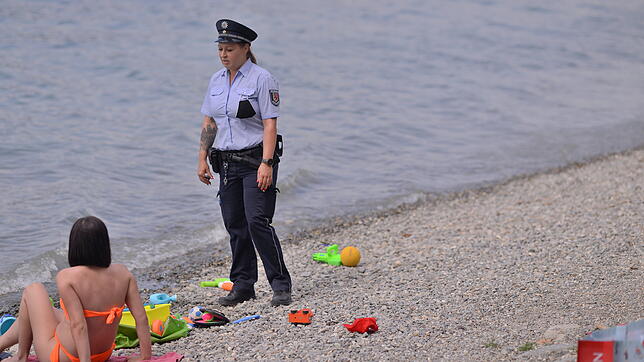 Ohne persönliche Ansprache, hier durch Ordnungshüterin Stefanie Gerstner, leert sich in Sipplingen der zwischen 11 und 17 Uhr gesperrte ...