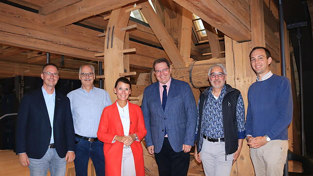 Einen interessanten Austausch über die Nahwärmeversorgung von Löffingen gibt es im Rathaus (von links): Wolfram Wiggert, Georg Mayer, ...