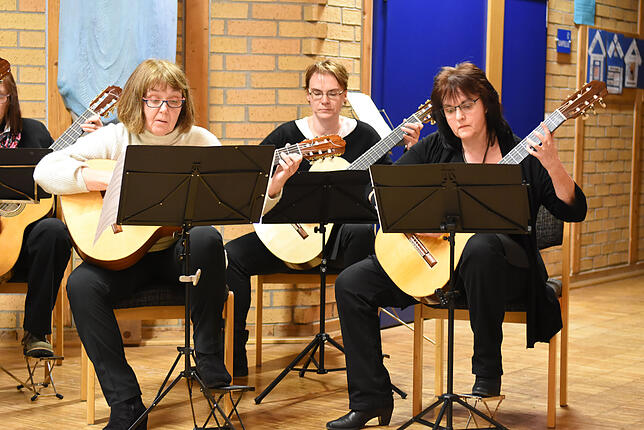 Die Gitarren sind von links mit Ulrike Kappel, Romy Blumstengel und Karin Schlayer besetzt. Bild: Werner Müller