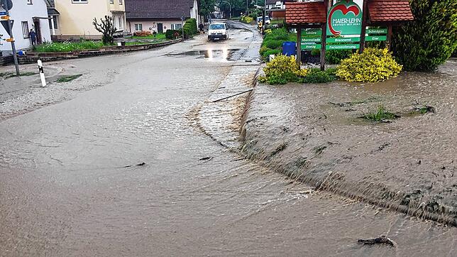 Wassermassen und Geröll überfluteten die Durchgangsstraße (L194) in Mahlspüren im Tal.