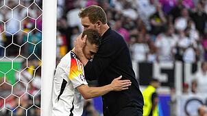 Joshua Kimmich wird nach der Niederlage von Bundestrainer Julian Nagelsmann getröstet.