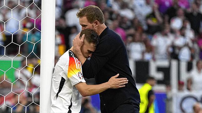 Joshua Kimmich wird nach der Niederlage von Bundestrainer Julian Nagelsmann getröstet.