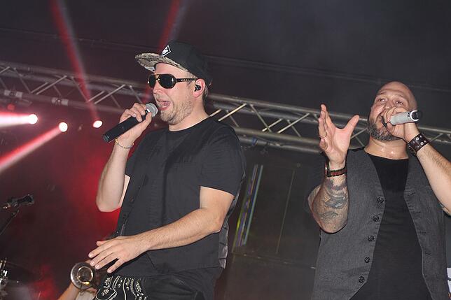 Bild 31: 1400 Gäste feiern die Halloweennacht in Tracht mit der Band Allgäu Power