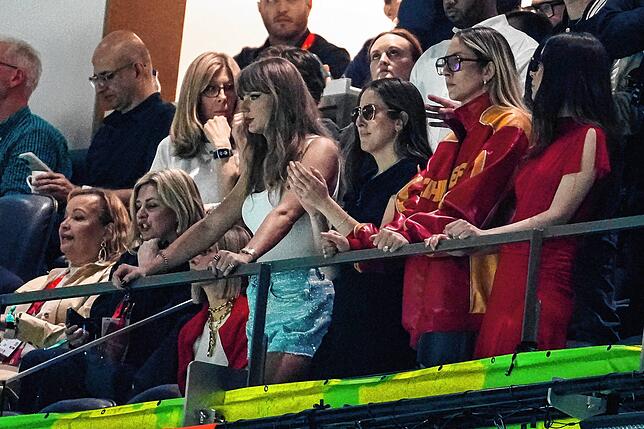 Taylor Swift (von links), Alana Haim, Este Haim und Danielle Haim beobachten das Spiel.