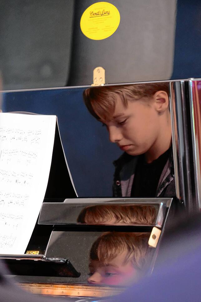 Artur Fink am Klavier war einer der Musiker, die ihren Teil zum festlichen Rahmen beisteuerten.