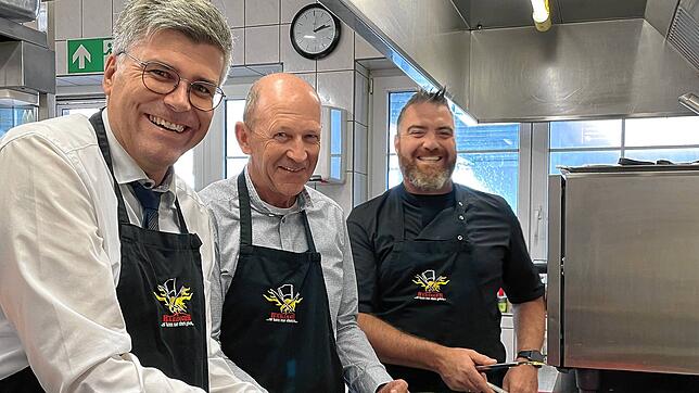 Kochen verbindet (von links): Landrat Martin Kistler und Bürgermeister Christian Behringer mit dem Fairtrade-Essen von Küchenchef Dirk ...