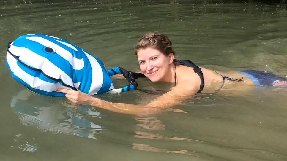 SÜDKURIER-Redakteurin Juliane Schlichter beim Schwimmen mit dem Wickelfisch im Rhein.
