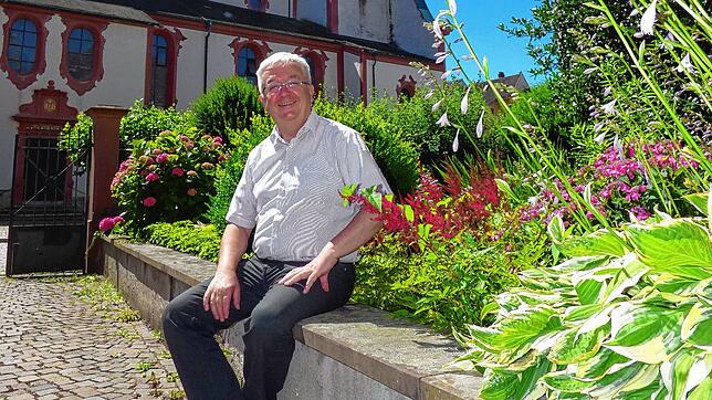 Dekan Peter Berg im Garten vor dem Pfarrhaus beim Fridolinsmünster in bad Säckingen. Diese Aufnahme entstand vor der Corona-Krise ...