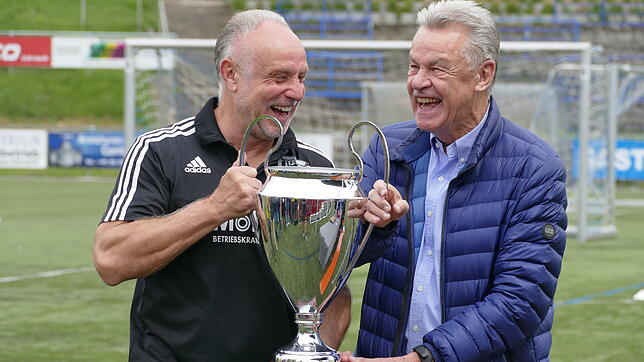 Kurz bevor in München die Meisterschale übergeben wurde, stemmen Michael Rummenigge (links) und Ottmar Hitzfeld im Fußballcamp beim TuS ...