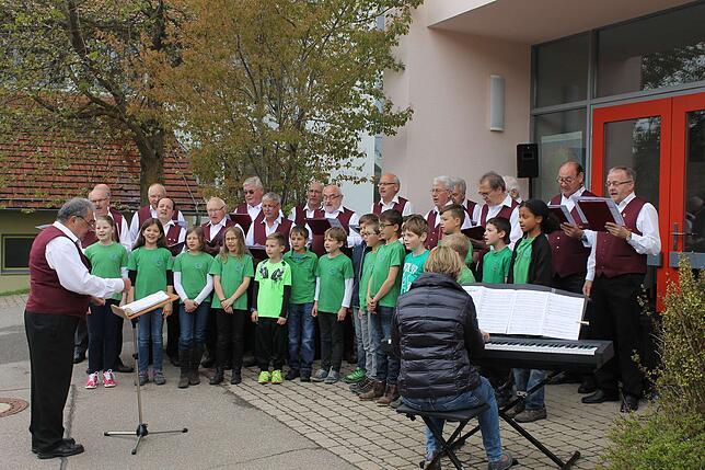 Generationenübergreifend: Männergesangverein und die Schüler der Klasse 4 der Schellenberger Schule singen gemeinsam "Sind wir nicht ...