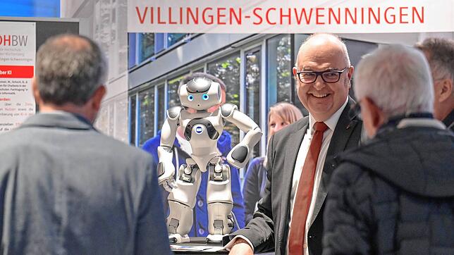 Clive Flynn beim Zukunftsforum 2024 mit dem DHBW-Roboter „Nao“. Der Professor und Studiengangleiter ist Mitgründer des Zukunftsforums. ...