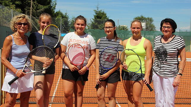 Sportlehrerin Ingrid Ummenhofer (von links), die Schülerinnen Sina Murer, Fabienne Steier und Sarah Calini, Tennistrainerin Sandra Tramm ...