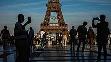 Diese Ringe – hier am Eiffelturm – dominieren in den kommenden Wochen das Stadtbild von Paris: Am 26. Juli werden die Olympischen ...