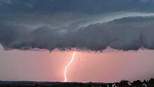 Ein schwerers Unwetter zog am Dienstagabend über die Region. Unser Bild zeigt einen Blitz und Gewitterwolken am 11. Juli 2023 über ...