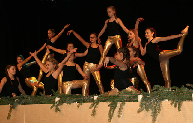 Eine bezaubernde Aufführung mit tollen Choreografien zeigt die aus jungen Mädchen bestehende Arbeitsgemeinschaft Rhythmische ...