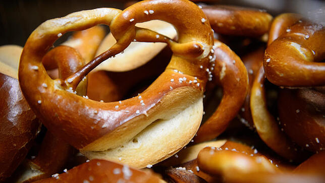 Dicker Bauch, dünne Ärmle – droht der schwäbischen Brezel wirklich das Aus?