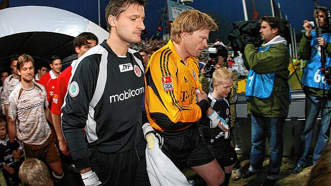 Einer der Höhepunkte in Achim Hollerieths (links) Karriere: Das Halbfinale des DFB-Pokals 2006 mit dem FC St. Pauli gegen Oliver Kahn ...