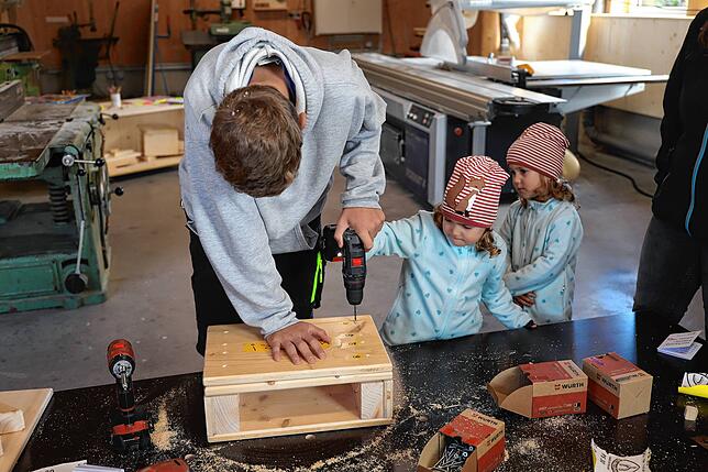 Bei der Holzbaufirma Heigle dürfen sogar die Kleinsten die Bohrmaschine in die Hand nehmen. Dort werden Balance-Boards zusammengebaut, ...