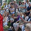 Birgit Zimmermann ist als Jane Kohura gewissermaßen der rote Faden durch die Szenen aus der Markdorfer Geschichte.