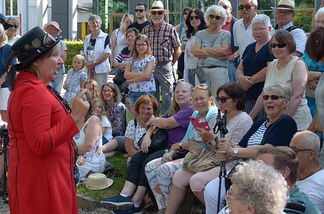 Birgit Zimmermann ist als Jane Kohura gewissermaßen der rote Faden durch die Szenen aus der Markdorfer Geschichte.