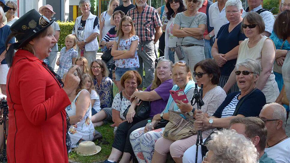 Birgit Zimmermann ist als Jane Kohura gewissermaßen der rote Faden durch die Szenen aus der Markdorfer Geschichte.