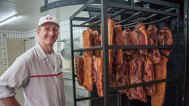 Metzgermeister Bernhard von Stryk schätzt die Vielseitigkeit seines Berufs. Seine rund 85 verschiedenen Wurstsorten sind ...