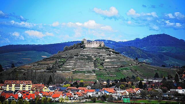 Die Burgruine Staufen steht über der Stadt Staufen.