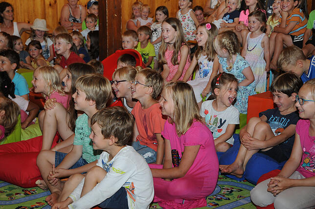 Die Kinder freuen sich, wenn Dieter Sirringhaus in die Rollen seiner Handpuppen schlüpft.